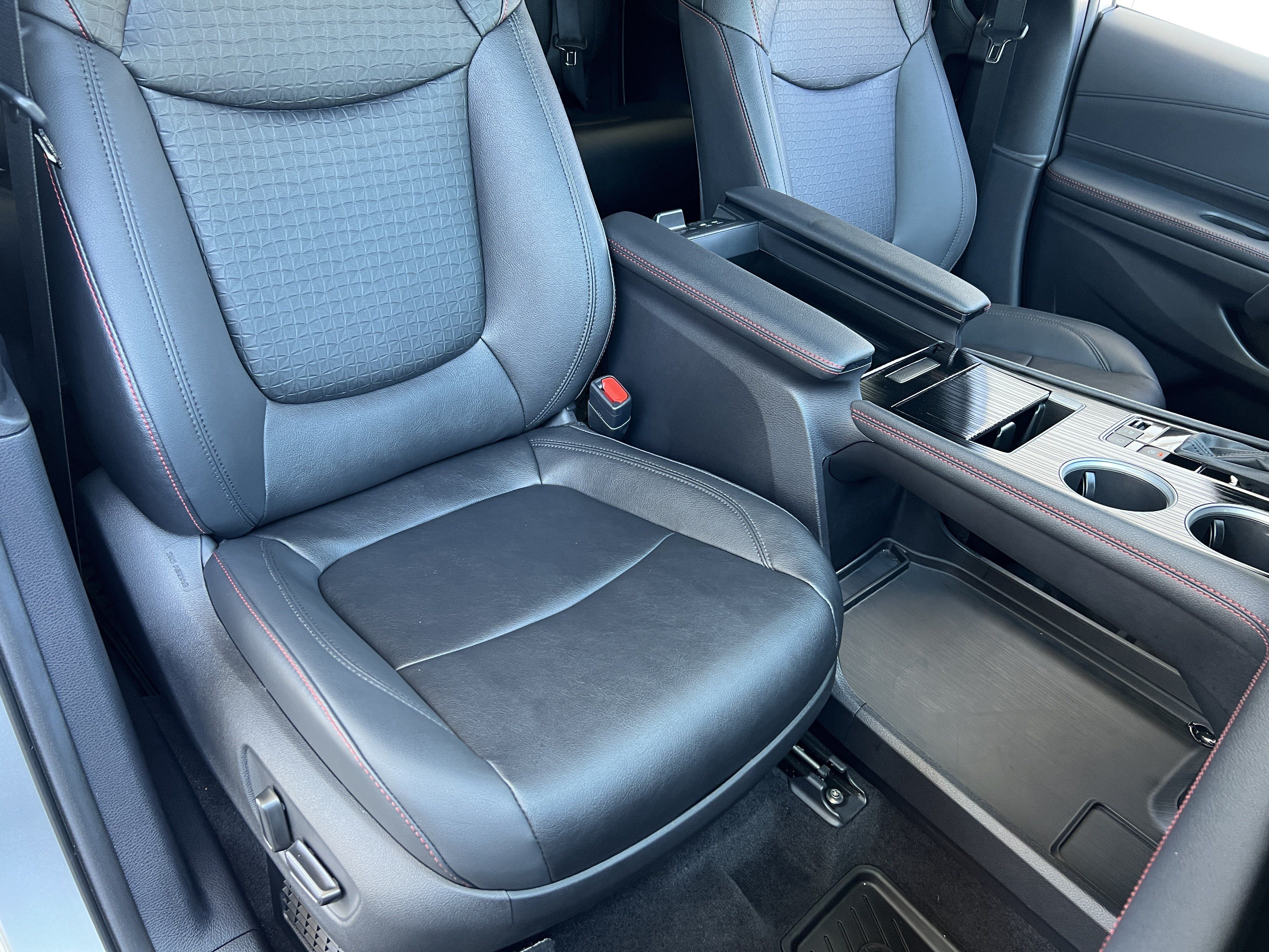 Used 2025 Toyota Sienna XSE AWD/4WD image 21
