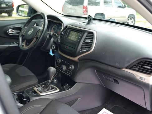 Used 2017 Jeep Cherokee Latitude AWD/4WD image 12