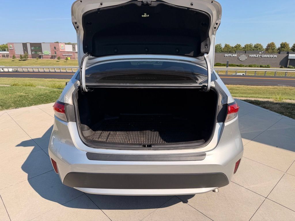 Used 2021 Toyota Corolla LE FWD image 28