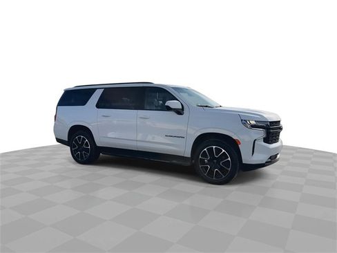 Used 2023 Chevrolet Suburban RST image 2