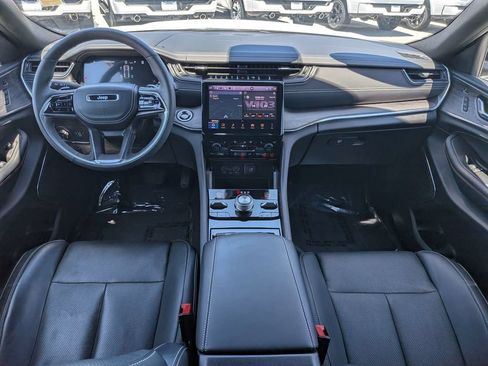 Used 2025 Jeep Grand Cherokee Overland w/ Luxury Tech Group IV AWD/4WD image 14