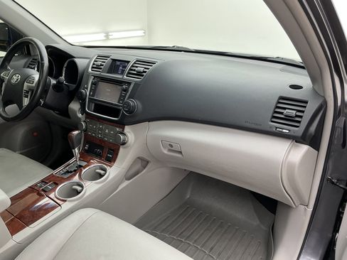 Used 2013 Toyota Highlander Limited image 24