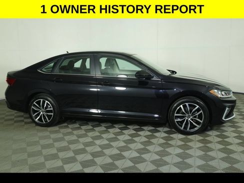Used 2026 Volkswagen Jetta SE FWD image 2