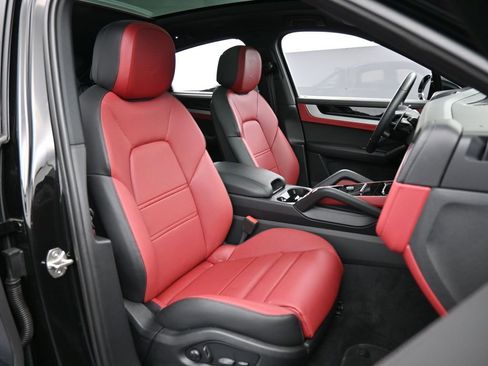 Certified 2024 Porsche Cayenne Coupe image 30