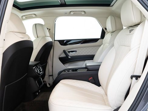 Used 2020 Bentley Bentayga V8 image 24