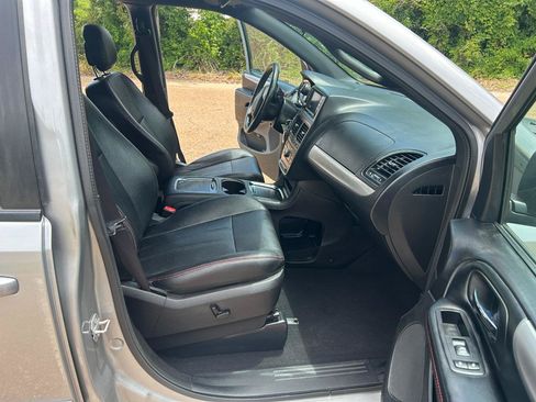 Used 2016 Dodge Grand Caravan R/T FWD image 11