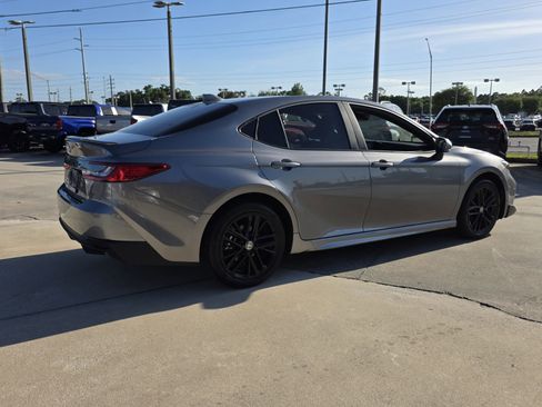 Used 2025 Toyota Camry SE w/ Convenience Package image 5