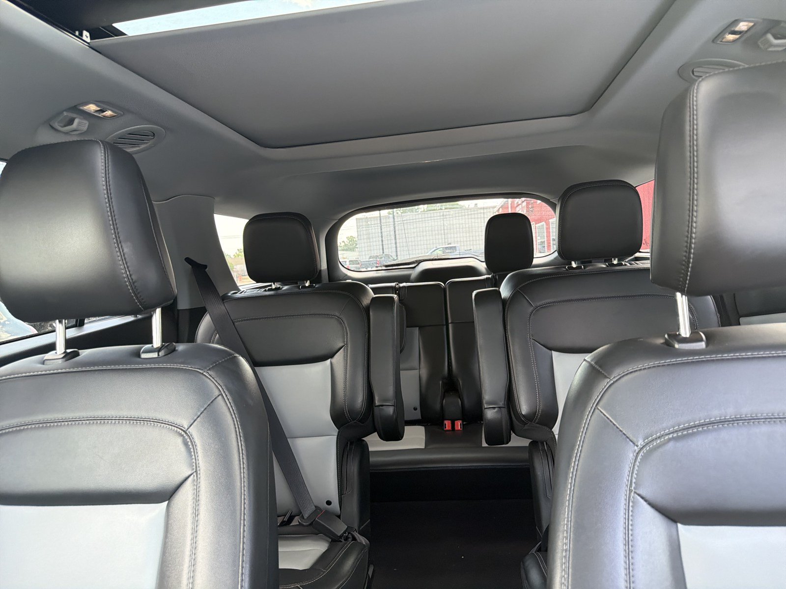 Used 2022 Ford Explorer XLT w/ XLT Sport Appearance Package AWD/4WD image 18