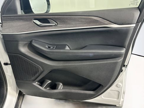 Used 2024 Jeep Grand Cherokee Limited image 34