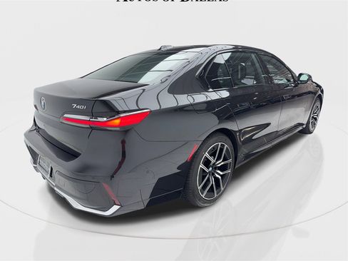 Used 2025 BMW 740i image 9