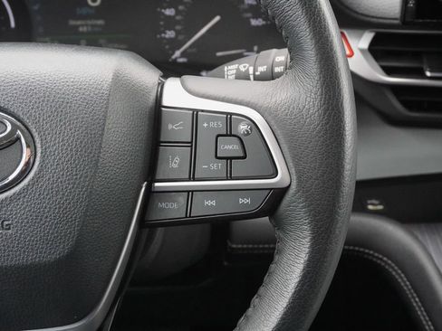 Used 2025 Toyota Sienna XLE FWD image 13