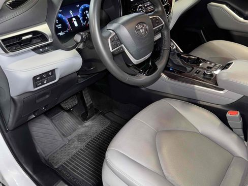 Used 2023 Toyota Highlander Platinum image 32