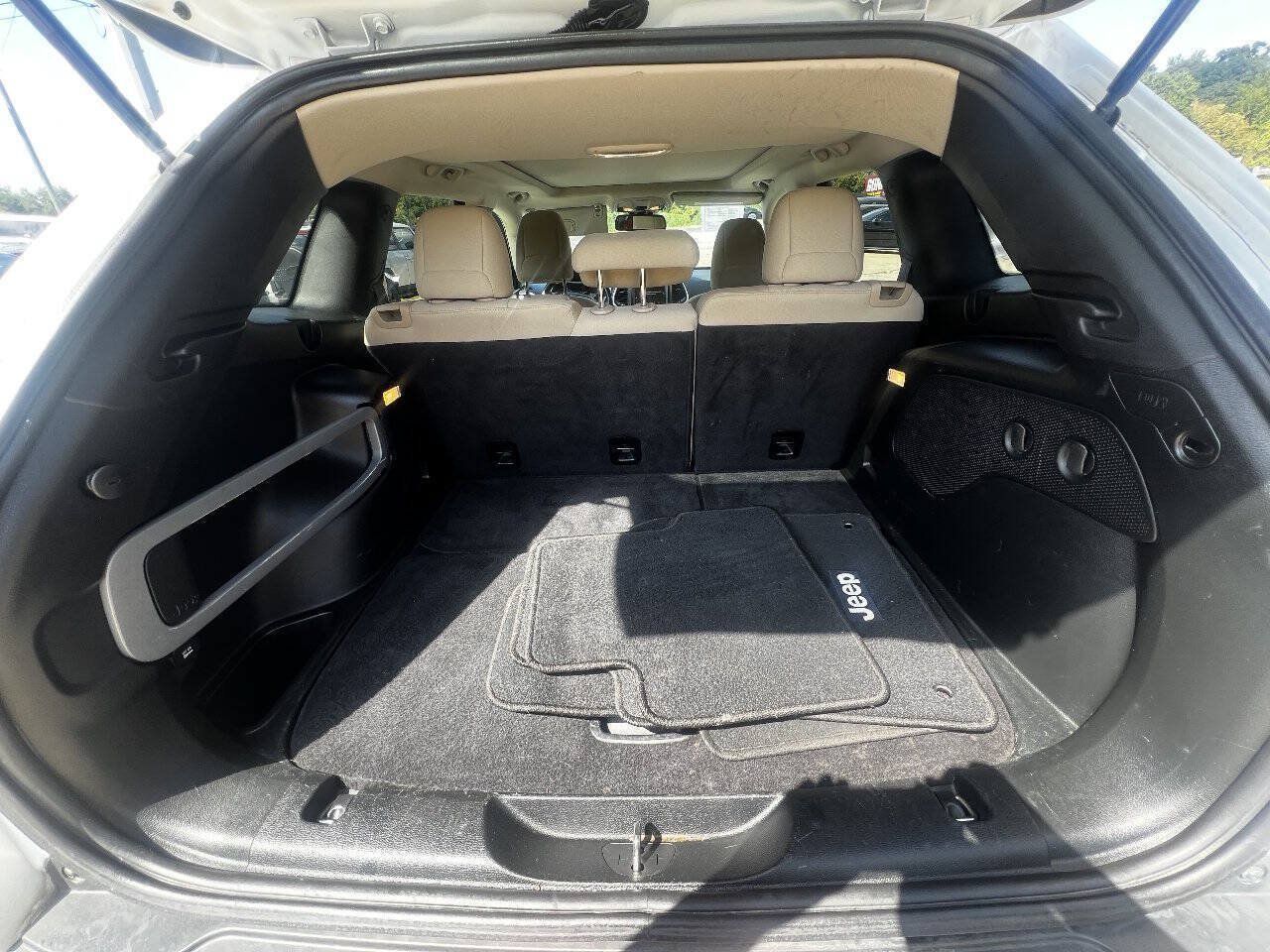 Used 2017 Jeep Cherokee Latitude w/ Comfort & Sound Group FWD image 14