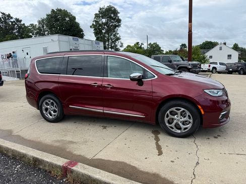 Used 2023 Chrysler Pacifica Limited w/ Uconnect Theater Family Group AWD/4WD image 5