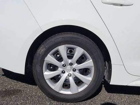 Used 2022 Toyota Corolla LE image 5