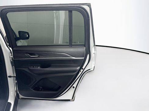 Used 2023 Jeep Grand Cherokee L Limited w/ Black Appearance Package image 33