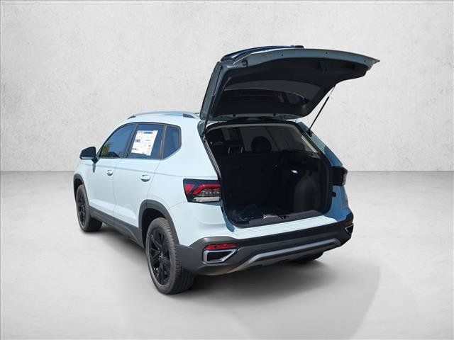 New 2026 Volkswagen Taos SE FWD image 3