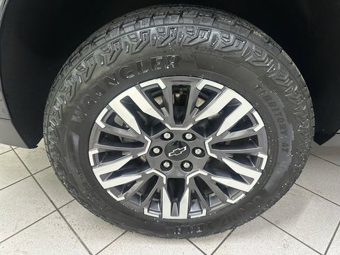 Used 2025 Chevrolet Suburban Z71 image 15