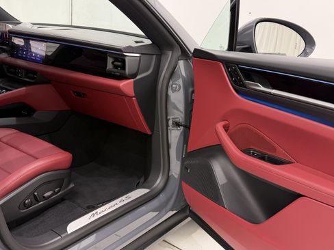 Certified 2025 Porsche Macan 4S Electric AWD/4WD image 22