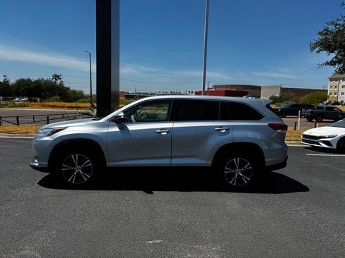 Used 2019 Toyota Highlander Plus FWD image 2