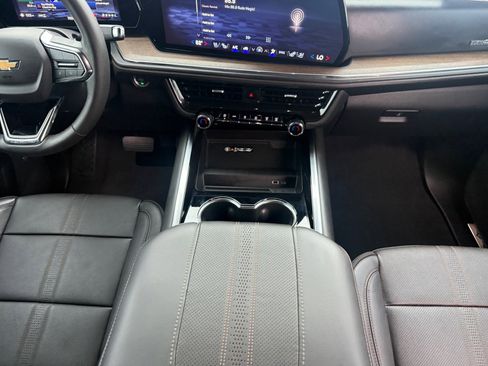 Used 2025 Chevrolet Suburban High Country image 29