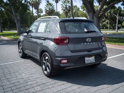 Used 2024 Hyundai Venue Limited image 7