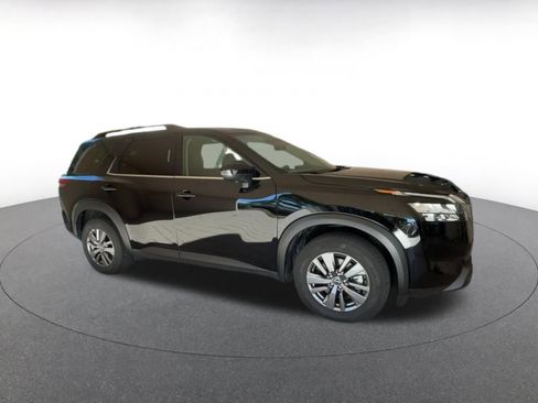 Used 2025 Nissan Pathfinder SV image 2