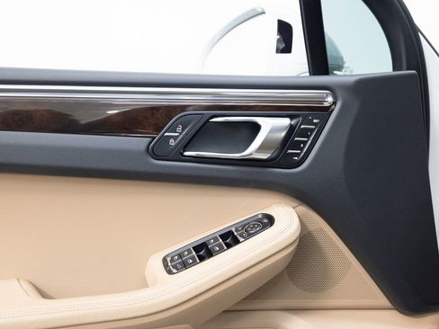 Certified 2025 Porsche Macan AWD/4WD image 26