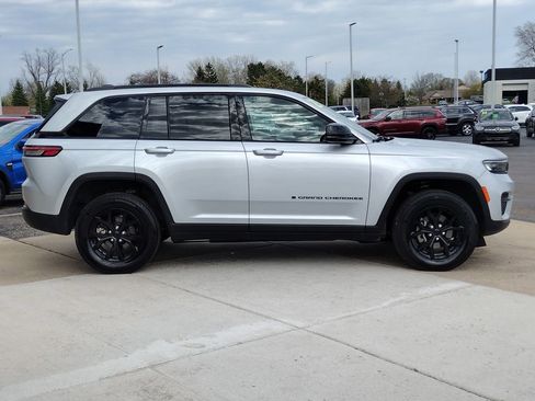 Used 2025 Jeep Grand Cherokee Altitude image 4
