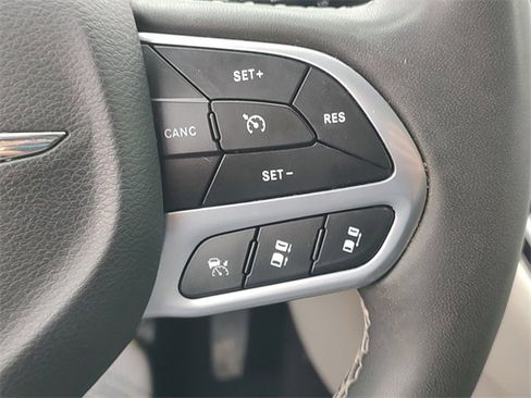 Used 2023 Chrysler Pacifica Touring-L image 24