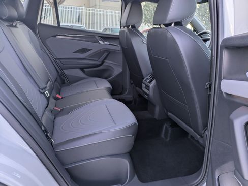 Used 2025 Volkswagen Tiguan SE R-Line image 23