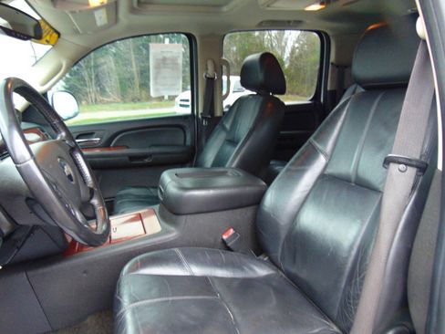 Used 2009 Chevrolet Suburban LT image 8