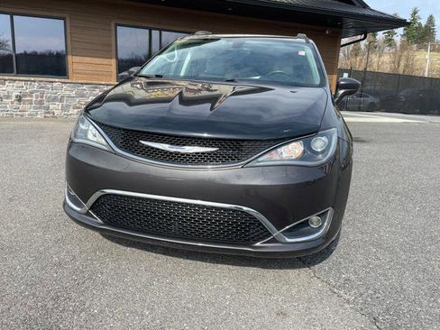 Used 2017 Chrysler Pacifica Touring-L w/ Tire & Wheel Group FWD image 12