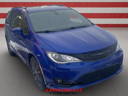 Used 2020 Chrysler Pacifica Touring-L Plus FWD image 4