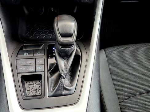 Certified 2022 Toyota RAV4 LE AWD/4WD image 28