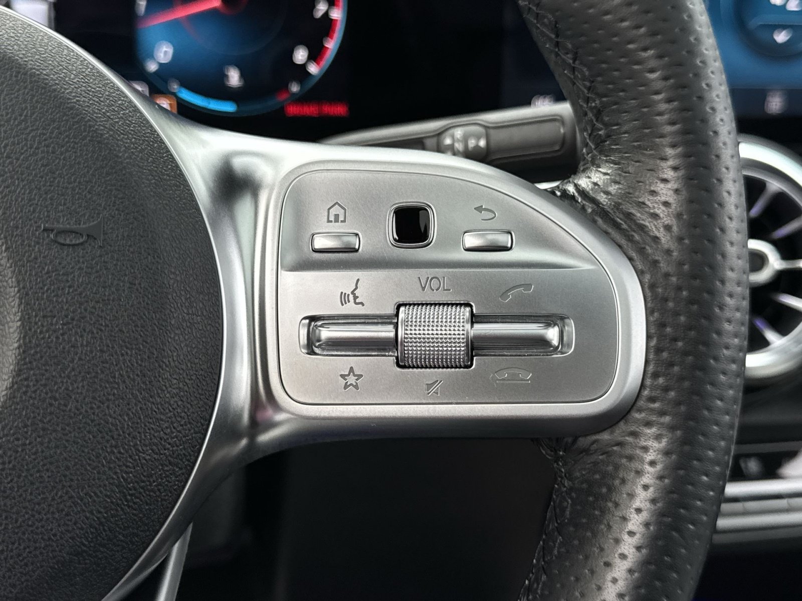 Used 2021 Mercedes-Benz GLB 35 AMG 4MATIC w/ Multimedia Package image 39