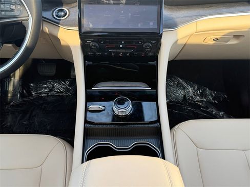 Used 2024 Jeep Grand Cherokee Limited image 15