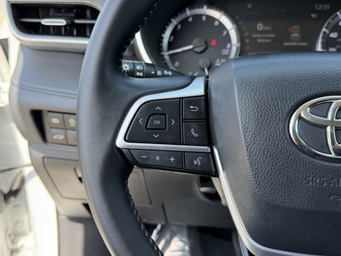 Used 2023 Toyota Highlander XLE FWD image 24