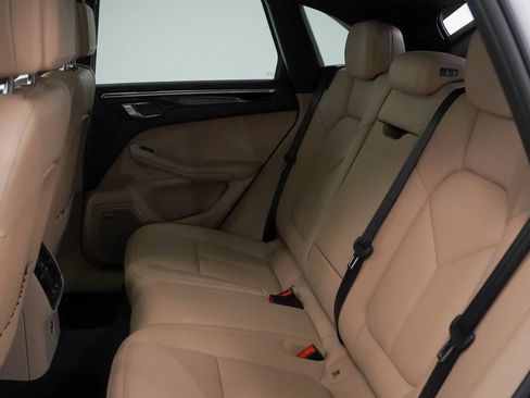 Certified 2025 Porsche Macan image 18