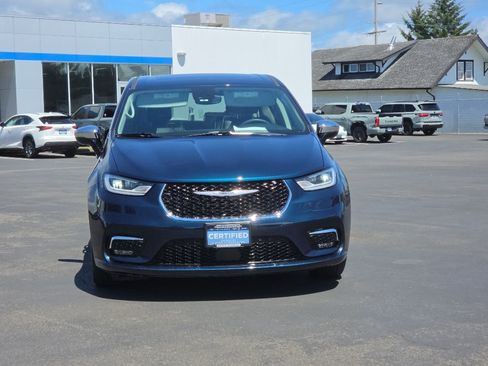 Used 2023 Chrysler Pacifica Limited FWD image 3