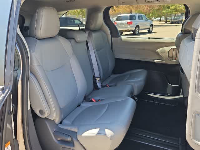 Used 2021 Toyota Sienna XLE FWD image 18