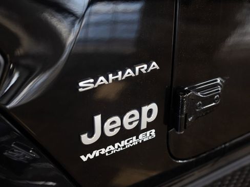 Used 2018 Jeep Wrangler Unlimited Sahara AWD/4WD image 9