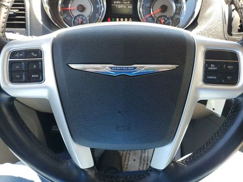 Used 2016 Chrysler Town & Country Touring FWD image 17