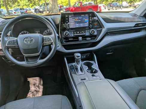 Used 2022 Toyota Highlander L FWD image 33
