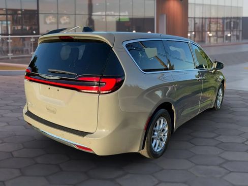 Used 2023 Chrysler Pacifica Touring-L FWD image 11