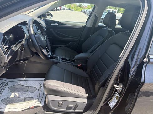 Used 2024 Volkswagen Jetta SE FWD image 12