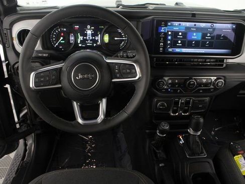 Used 2025 Jeep Wrangler Unlimited Sahara image 10