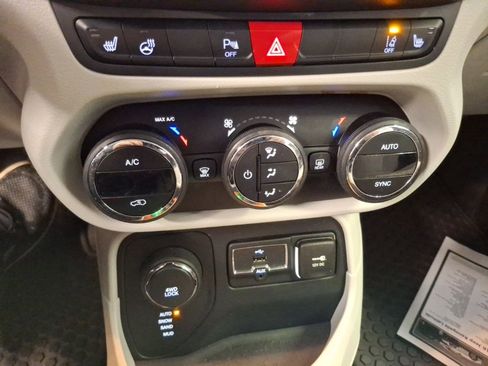 Used 2016 Jeep Renegade Latitude image 25