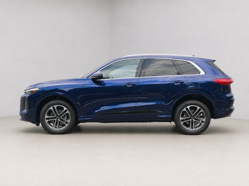 Certified 2025 Audi Q5 Premium w/ Convenience Package AWD/4WD image 4