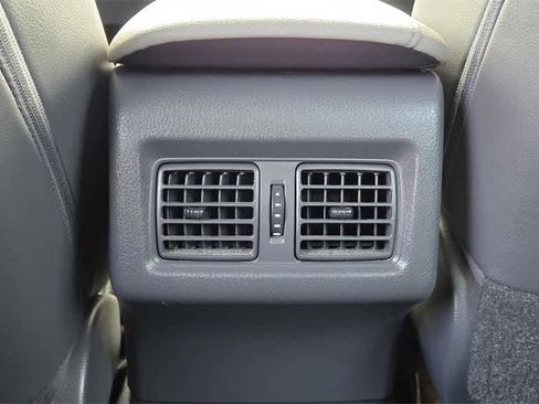 Used 2019 Toyota Camry XLE image 13